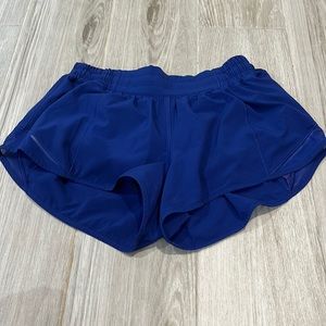 NWOT lululemon hotty hot 2.5 shorts size 4 (lowest I’ll go is 35$)